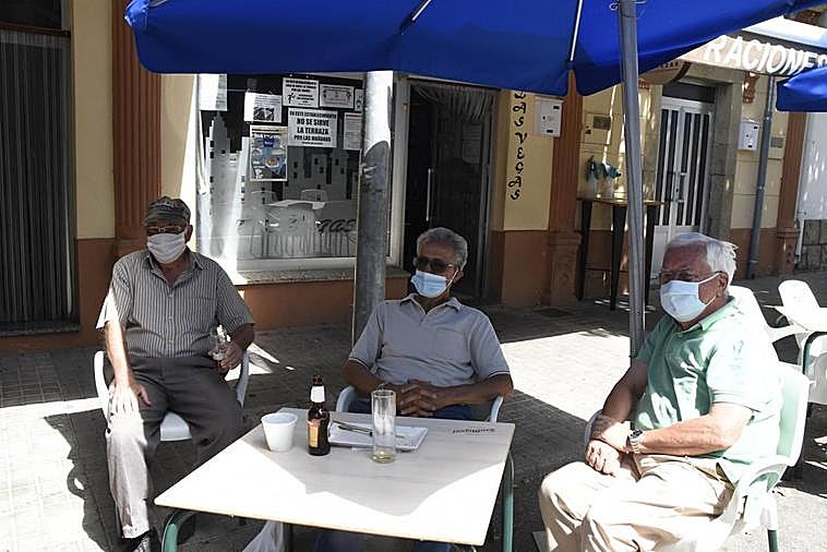 Varios vecinos en una de las terrazas de Lumbrales.
