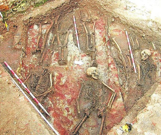 Restos óseos de la necrópolis de la iglesia de San Bartolomé.