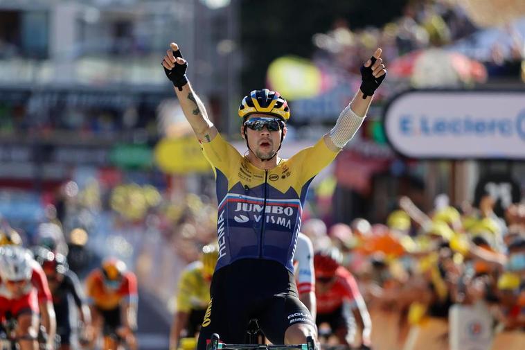 Roglic celebra el triunfo conseguido en el Tour de Francia.