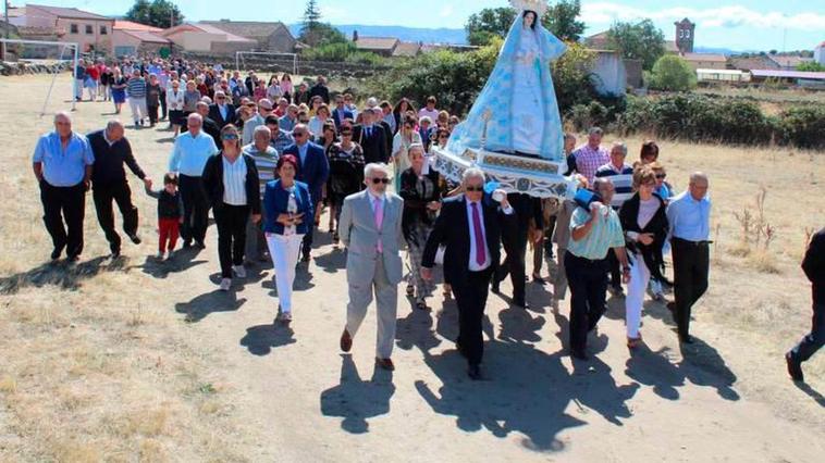 Bajada de la Virgen de Gracia Carrero de Gallegos de Solmirón a su ermita en 2019.