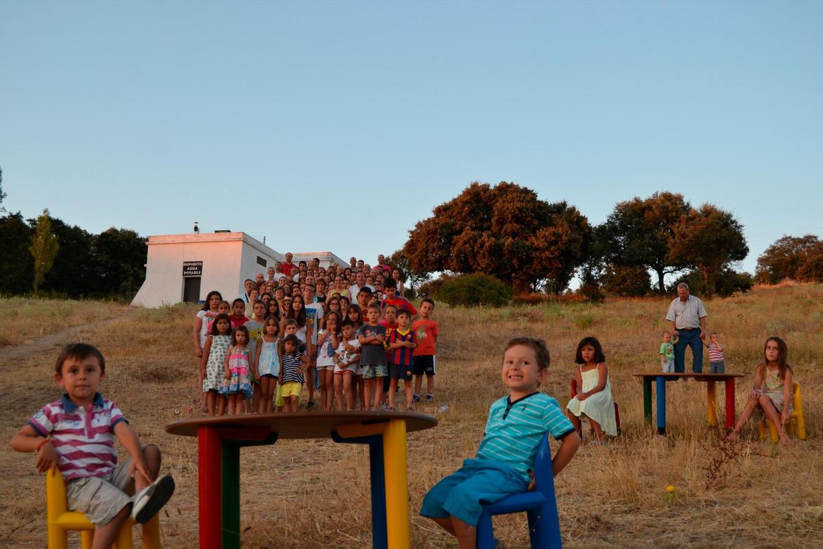 Retortillo. En el verano de 2013 los vecinos de Retortillo sorprendieron al jurado con esta curiosa imagen, donde los vecinos parecen subidos encima de dos mesas