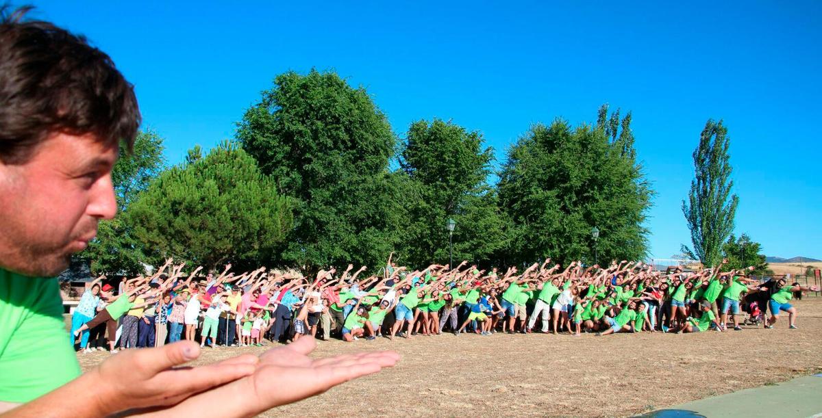 Abusejo. Con esta creativa imagen en la que varias generaciones de vecinos están a punto de salir volando por culpa del soplido de un peculiar gigante, Abusejo se proclamó ganadora en el verano de 2016.