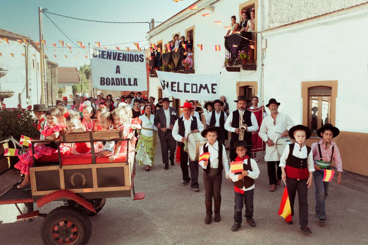 Boadilla. Así de originales posaron los habitantes de la localidad en el verano de 2014, que se inspiraron en la película “Bienvenido Mr. Marshall” para dar a conocer su pueblo.