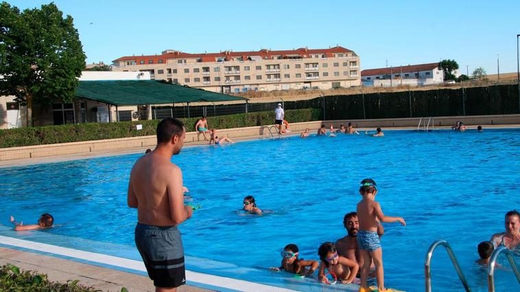 Usuarios disfrutando de las piscinas de Villares esta temporada.