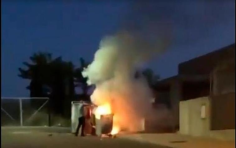El contenedor fue incendiado junto a un colegio de Villamayor