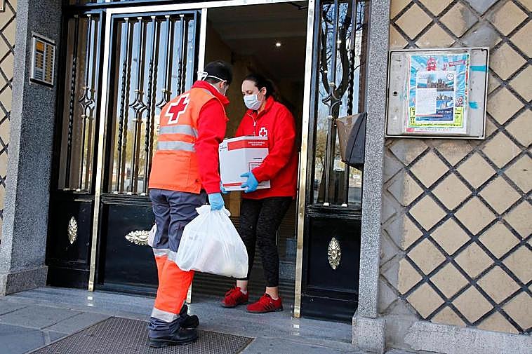 Entrega de lotes de alimentos en el estado de alarma.