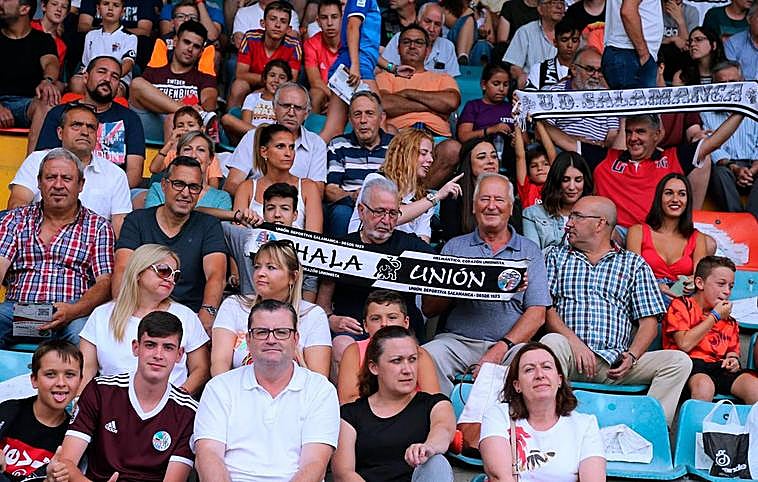 Afición del Salamanca en el estadio Helmántico
