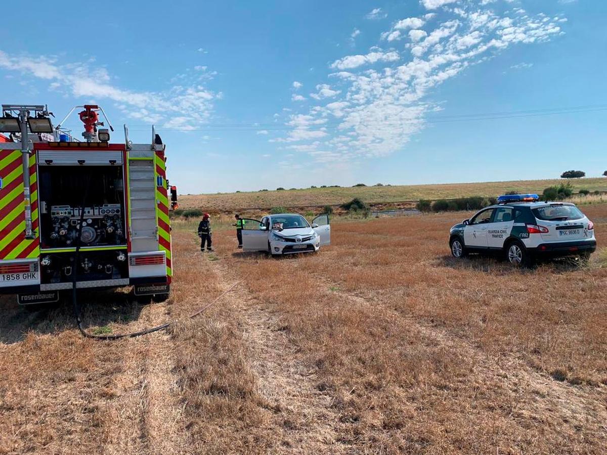 Los bomberos y la Guardia Civil han acudido hasta el lugar del accidente.