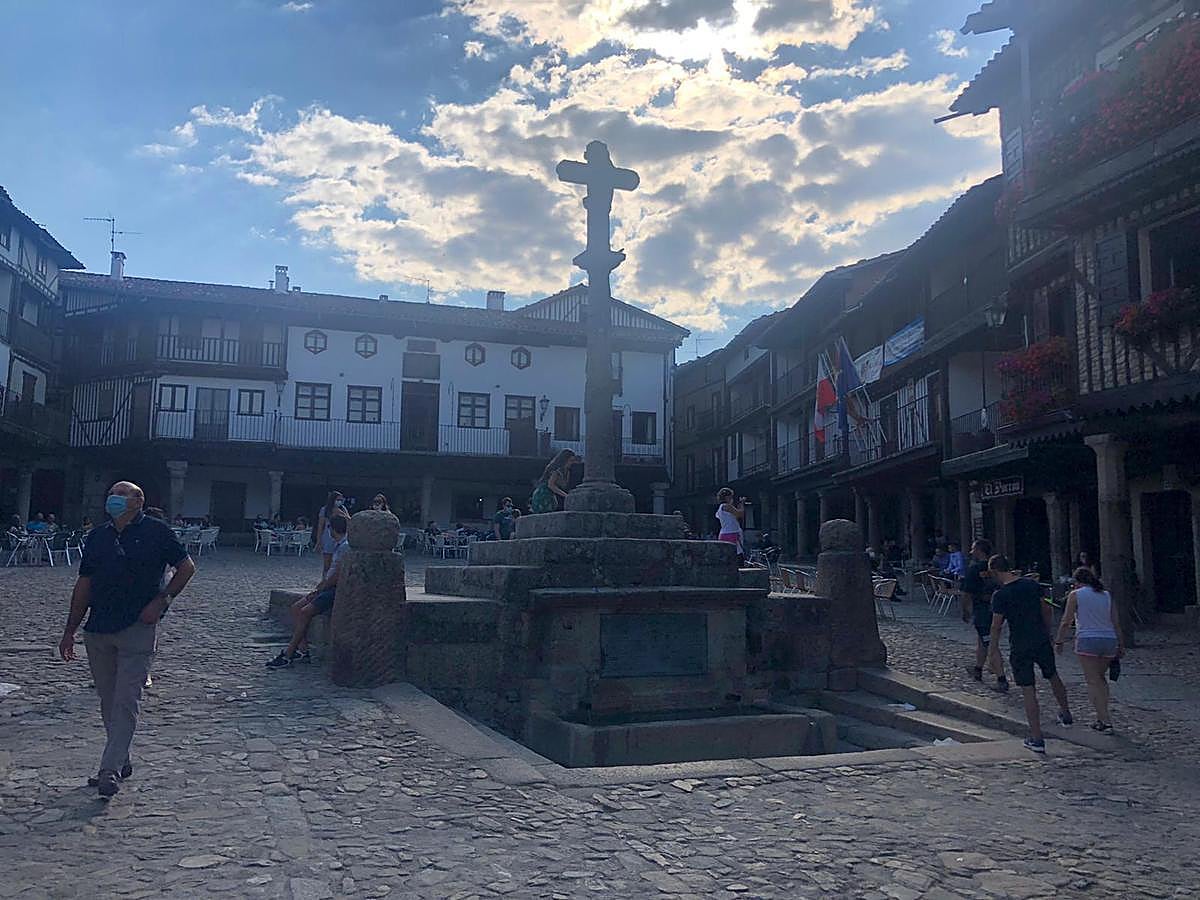 La Plaza Mayor de La Alberca mantiene el buen ambiente de los meses de verano.