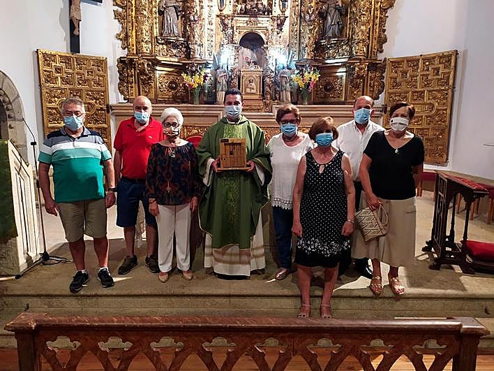 El párroco con la directiva de la asociación de mayores Santa Ana.