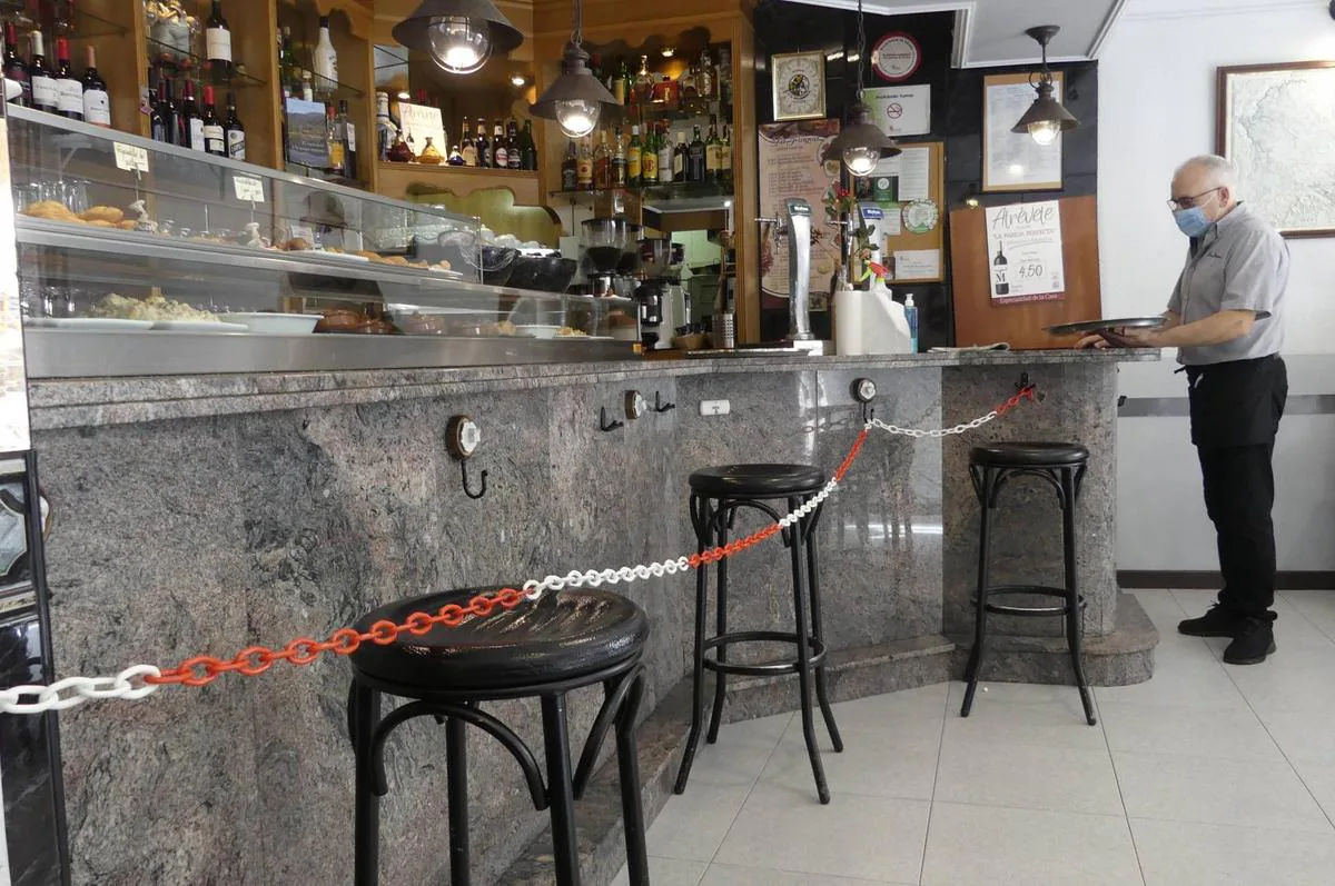 Un barra de bar clausurada para el público por las restricciones de la Junta.