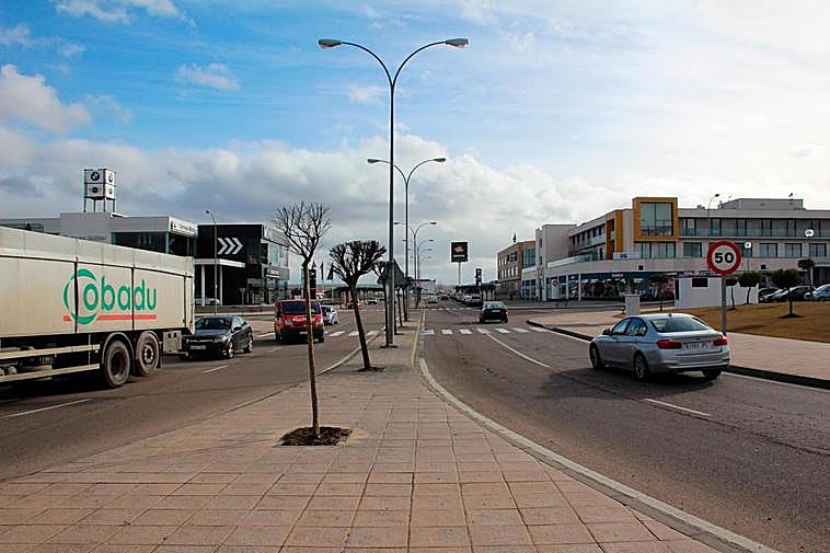 El acceso principal al polígono industrial El Montalvo III que también sirve de acceso al municipio de Carbajosa de la Sagrada.
