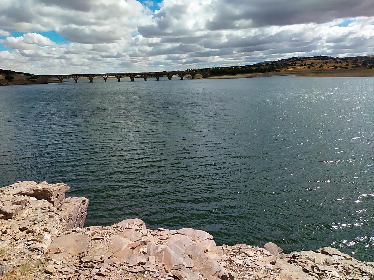 Imagen del pantano de Santa Teresa desde la toma de agua de Guijuelo, con el puente viejo tapado por el agua.