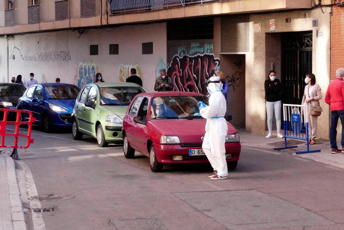 Conductores esperando en junto al centro de salud de La Alamedilla para realizar una prueba PCR.