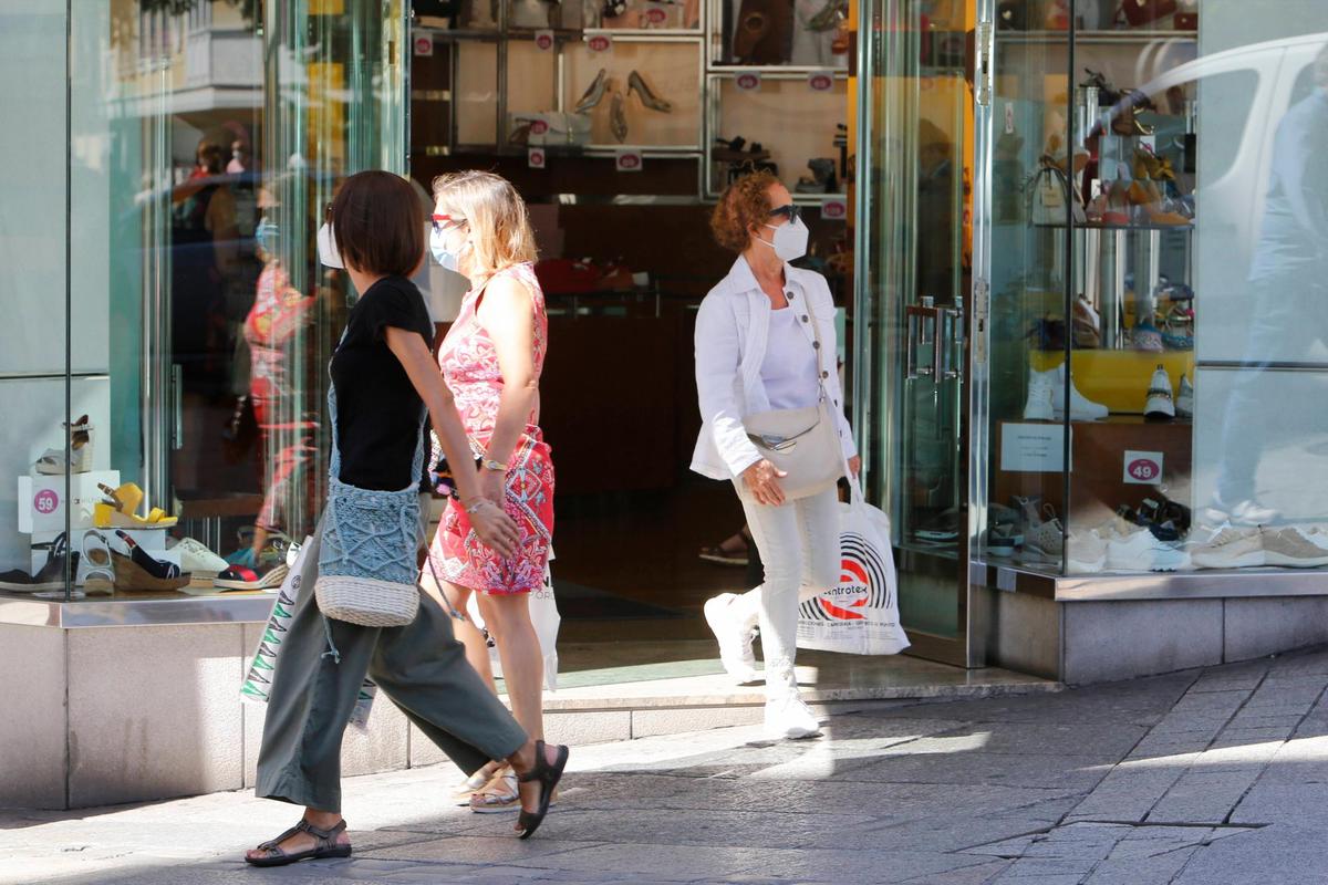 Una mujer sale de una zapatería en el centro de Salamanca.