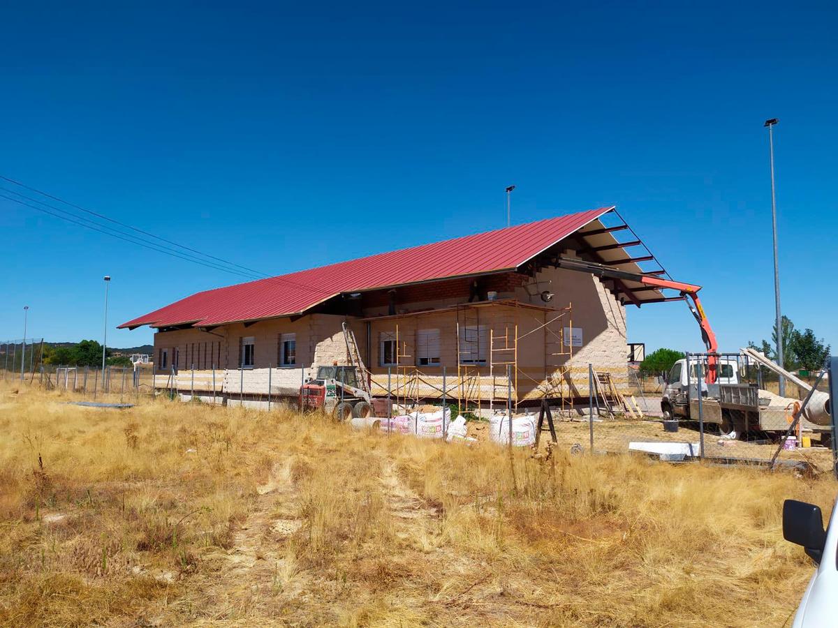 Imagen de las obras que se están realizando en el colegio de Fuenterroble.