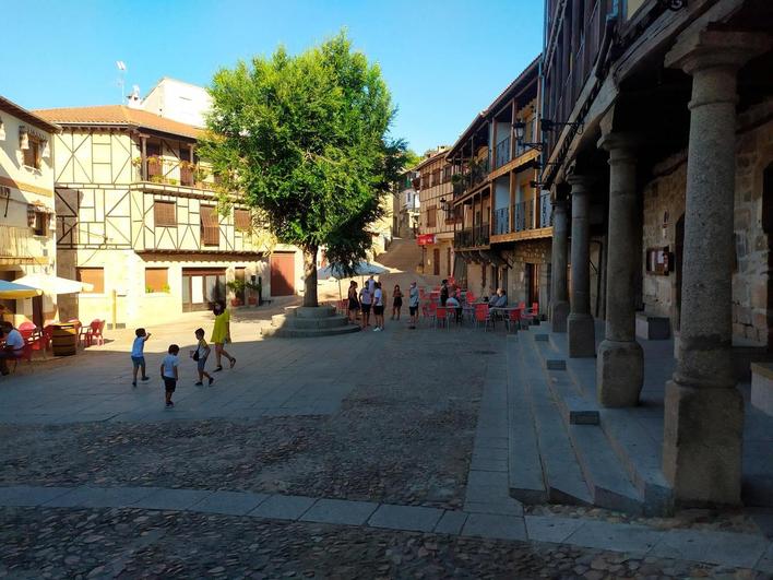 Plaza Mayor de San Esteban de la Sierra, una de las localidades de la Ruta del Vino.