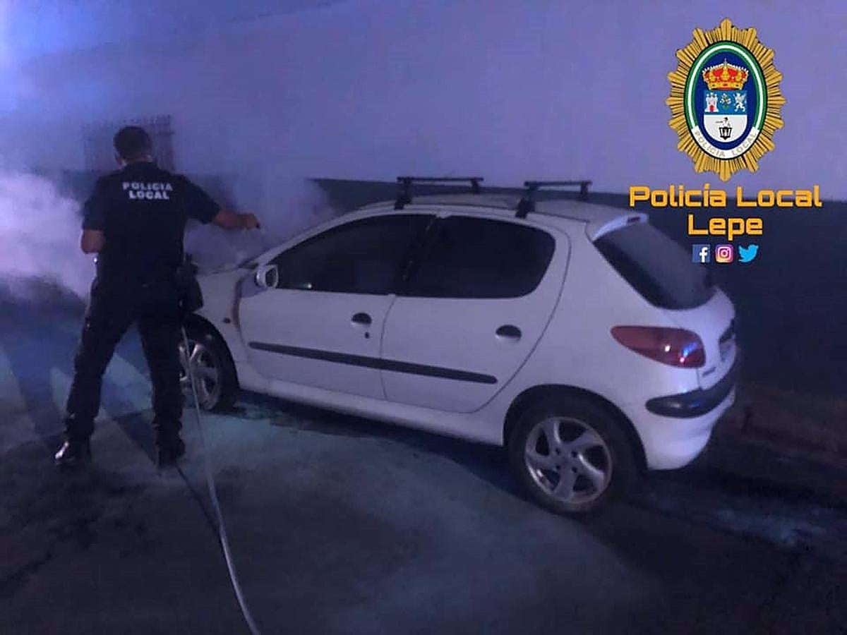 Agentes, en labores de extinción de un fuego en un turismo.