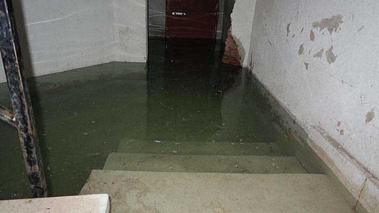 El sótano del número 5 del Camino Estrecho de la Aldehuela anegado.