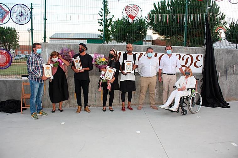 Los miembros del grupo Mayalde junto a las autoridades.