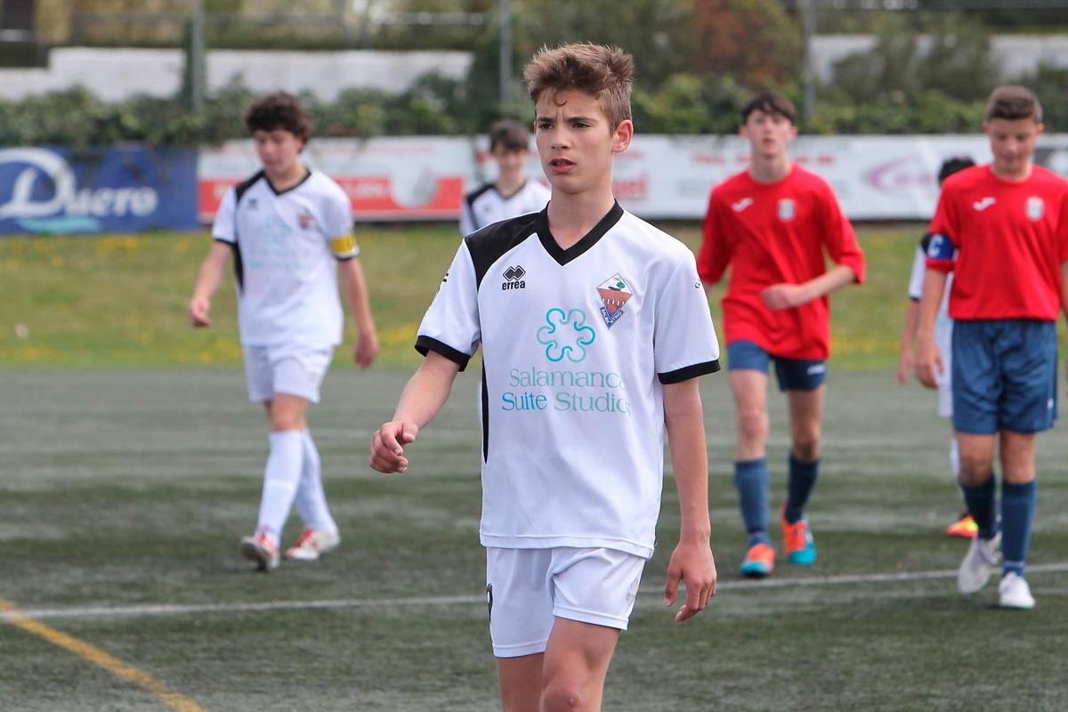 Amis en su época infantil con la camiseta del Salmantino.