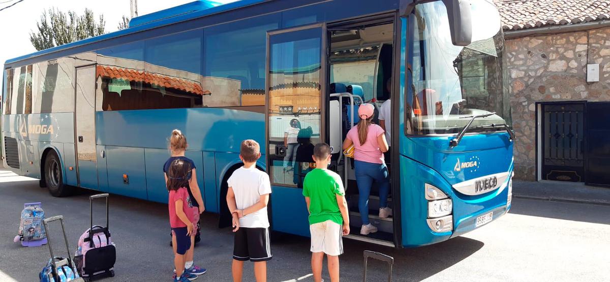 Escolares de Almenara de Tormes a punto de subir al autobús