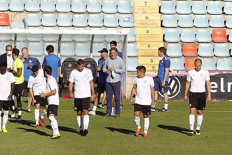 Egea arenga a su equipo en el primer partido de pretemporada.