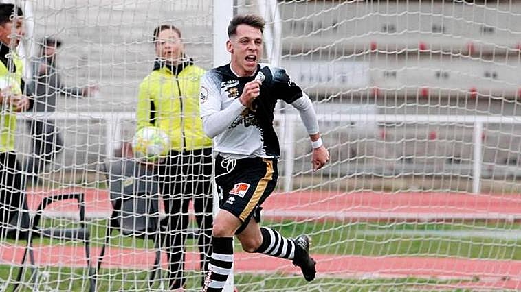 Romero celebra un tanto del Unionistas en Las Pistas.