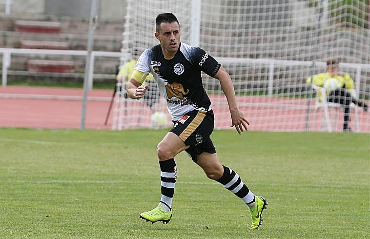 Piojo con el brazalete de capitán del Unionistas.