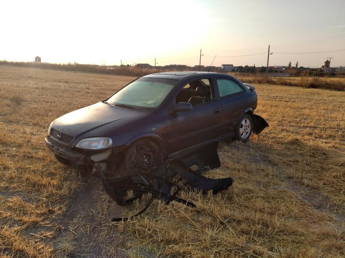 El coche siniestrado, en mitad de una tierra en El Campo de Peñaranda