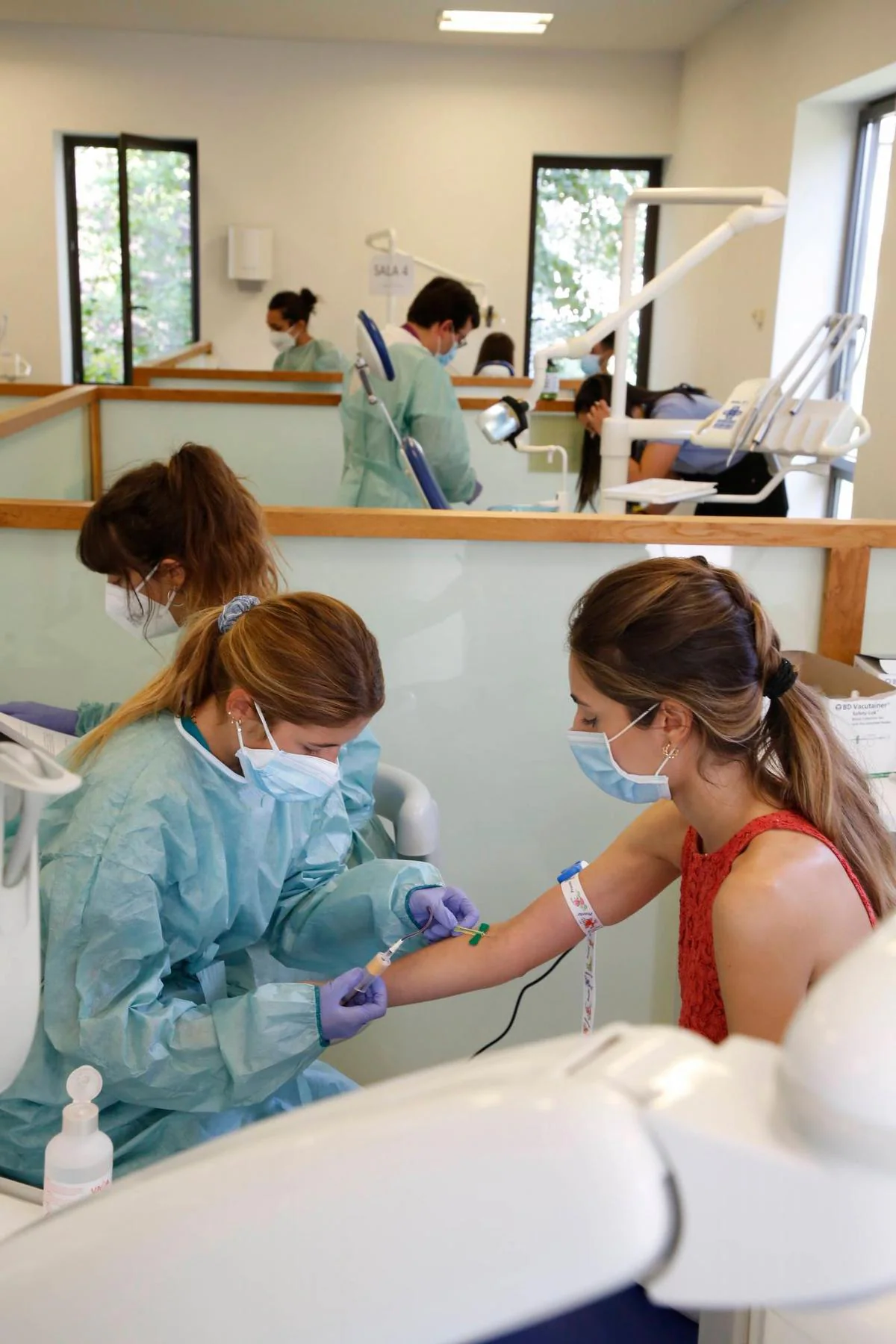 Una enfermera realiza una extracción a una alumna I ALMEIDA