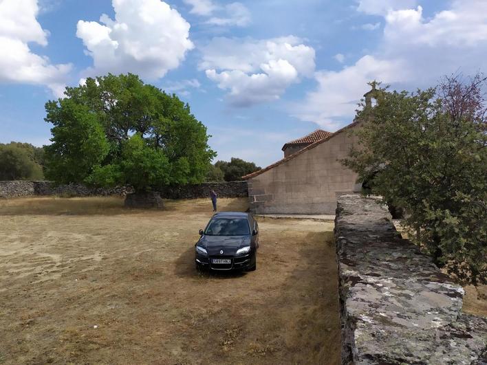 Imagen de la ermita y parte de la plaza de Toros de Valdefuentes de Sangusín.