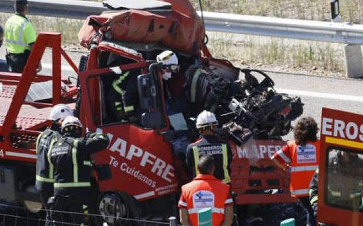 Bomerbos y servicios de emergencia tratando de rescatar al gruista fallecido en el accidente de 2018.