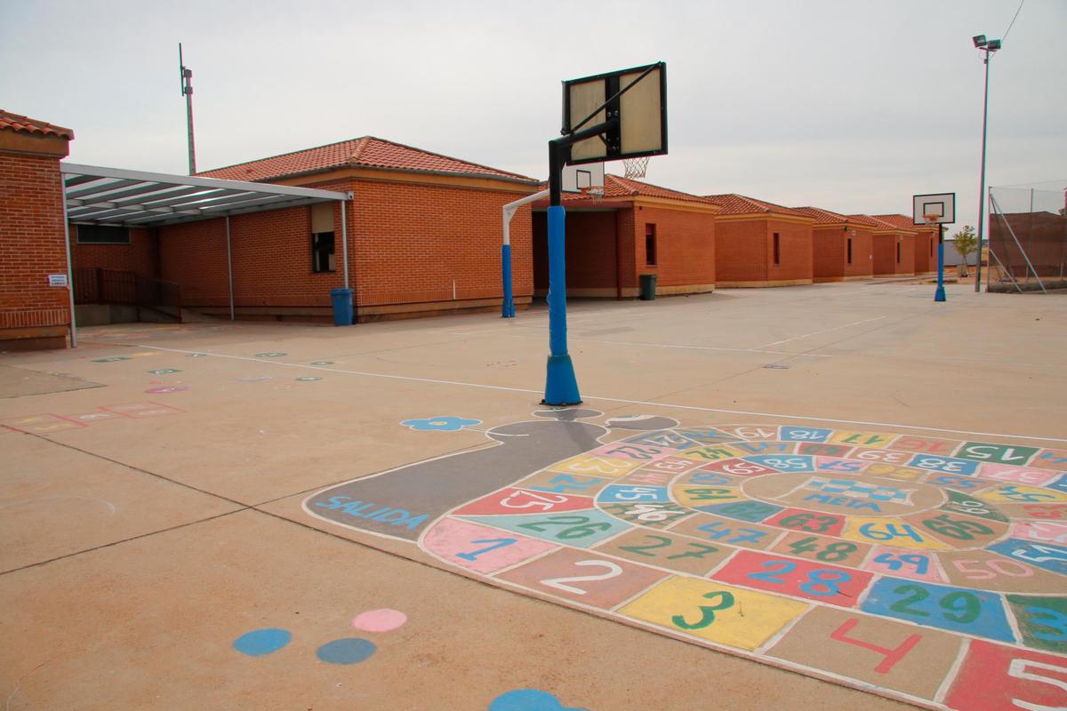 El patio del colegio de Doñinos, en el que el Consistorio ha reforzado la limpieza