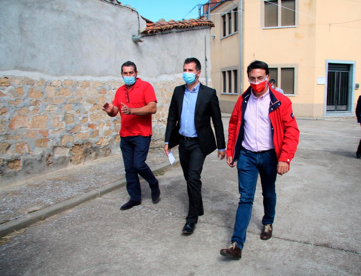 José Luis Ayuso, Luis Tudanca y Fernando Pablos en las calles de Pedrosillo el Ralo.