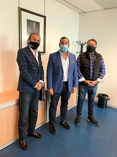 Eloy Ruiz (centro), con Luis Bermúdez y Abel Vázquez, de Promoción Gitana.