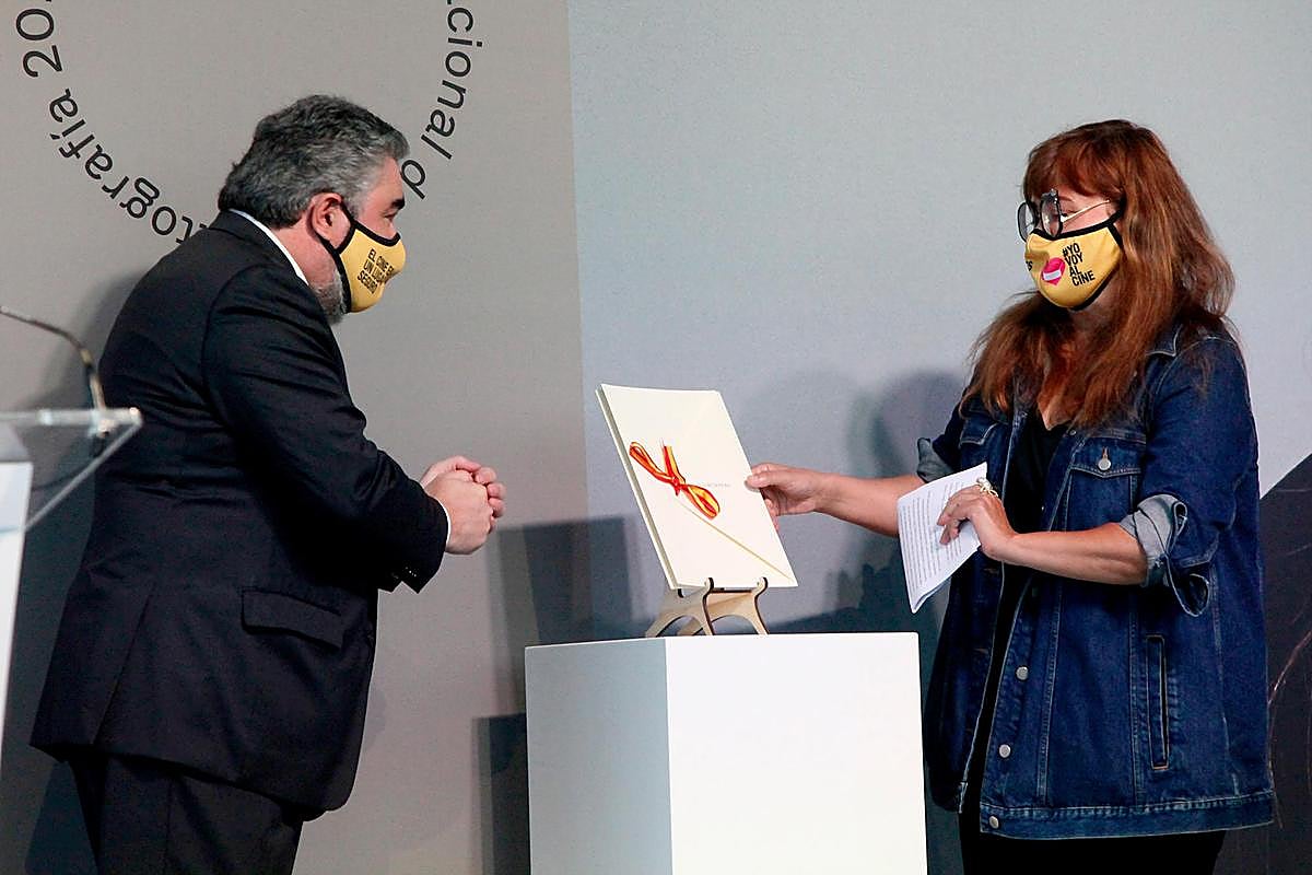 Isabel Coixet recibe el premio de la mano del ministro de Cultura y Deporte, José Manuel Rodríguez Uribes.