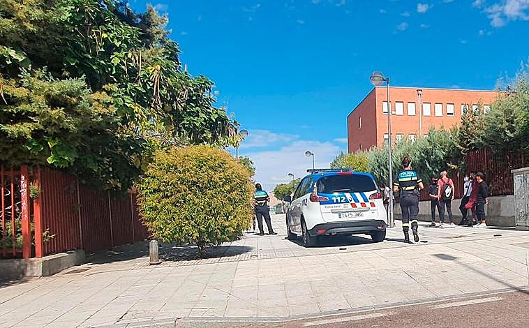 La Policía Local controlando a grupos de jóvenes en el entorno del instituto Francisco Salinas