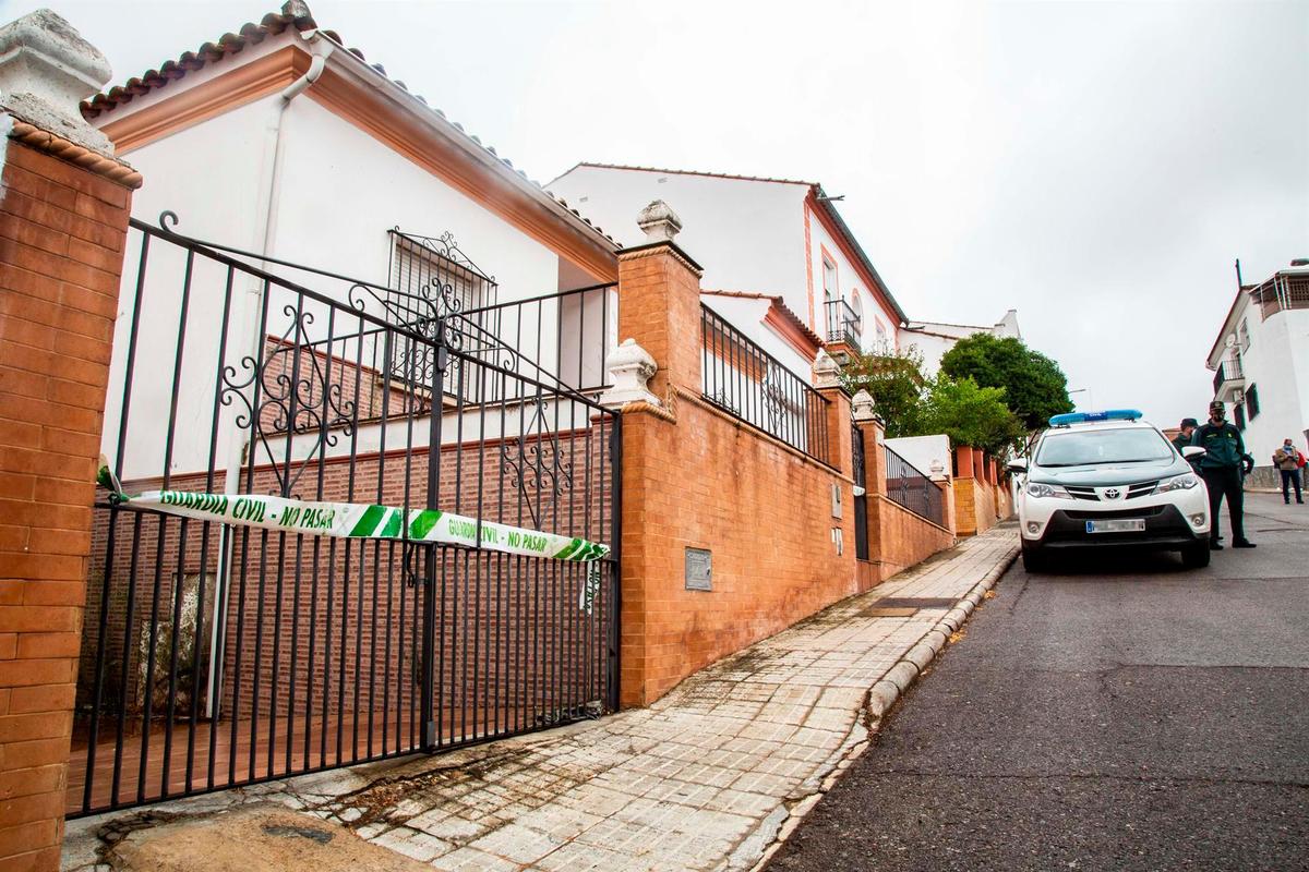 Agentes de la Guardia Civil custodian el domicilio del acusado del homicidio de Manuela Chavero.