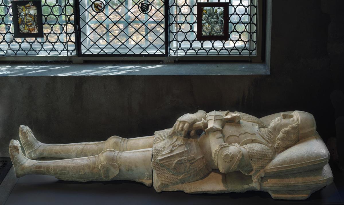 Altar y sepulcros de San Adrián, fotografiados por Clifford en 1853 entre restos de la capilla derrumbada. Abajo, la escultura de la derecha tal y como puede verse en su actual emplazamiento del museo Isabella Stewart Gardner de Boston (EEUU).