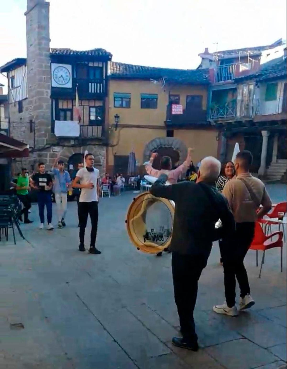 Charanga y gente sin mascarilla ni distancia social el día 31 de agosto en Sotoserrano.