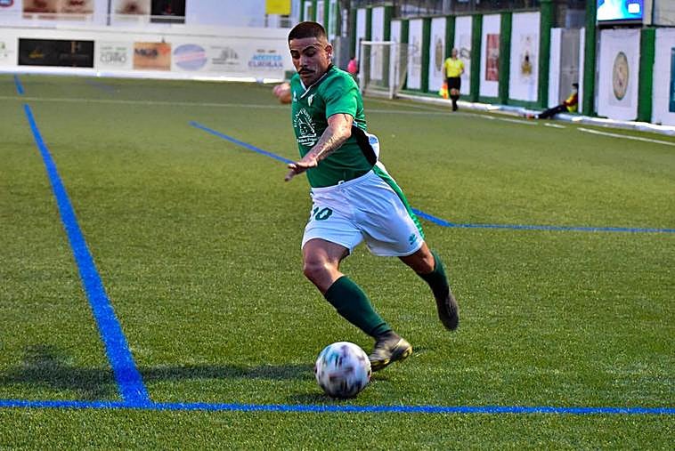 Kike Pina centra desde la línea de fondo.