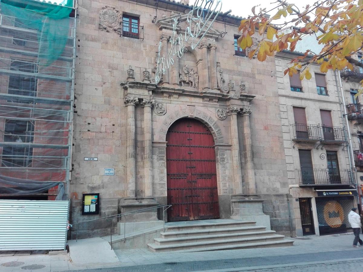 La iglesia de San Martín de Tours en su entrada por la calle Quintana.