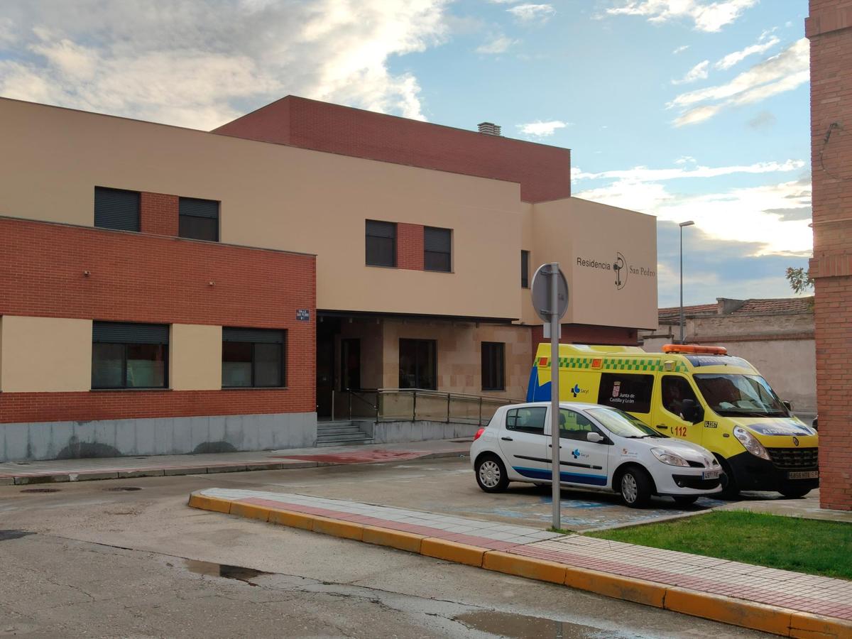 Ambulancia del Sacyl y vehículo de los sanitarios aparcados frente a la residencia San Pedro Advíncula.