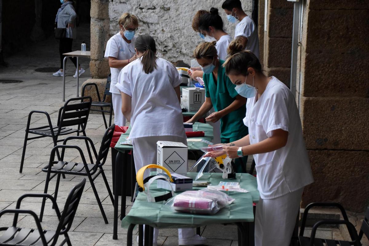 Preparativos de los profesionales sanitarios para la realización del test masivo en Sotoserrano.