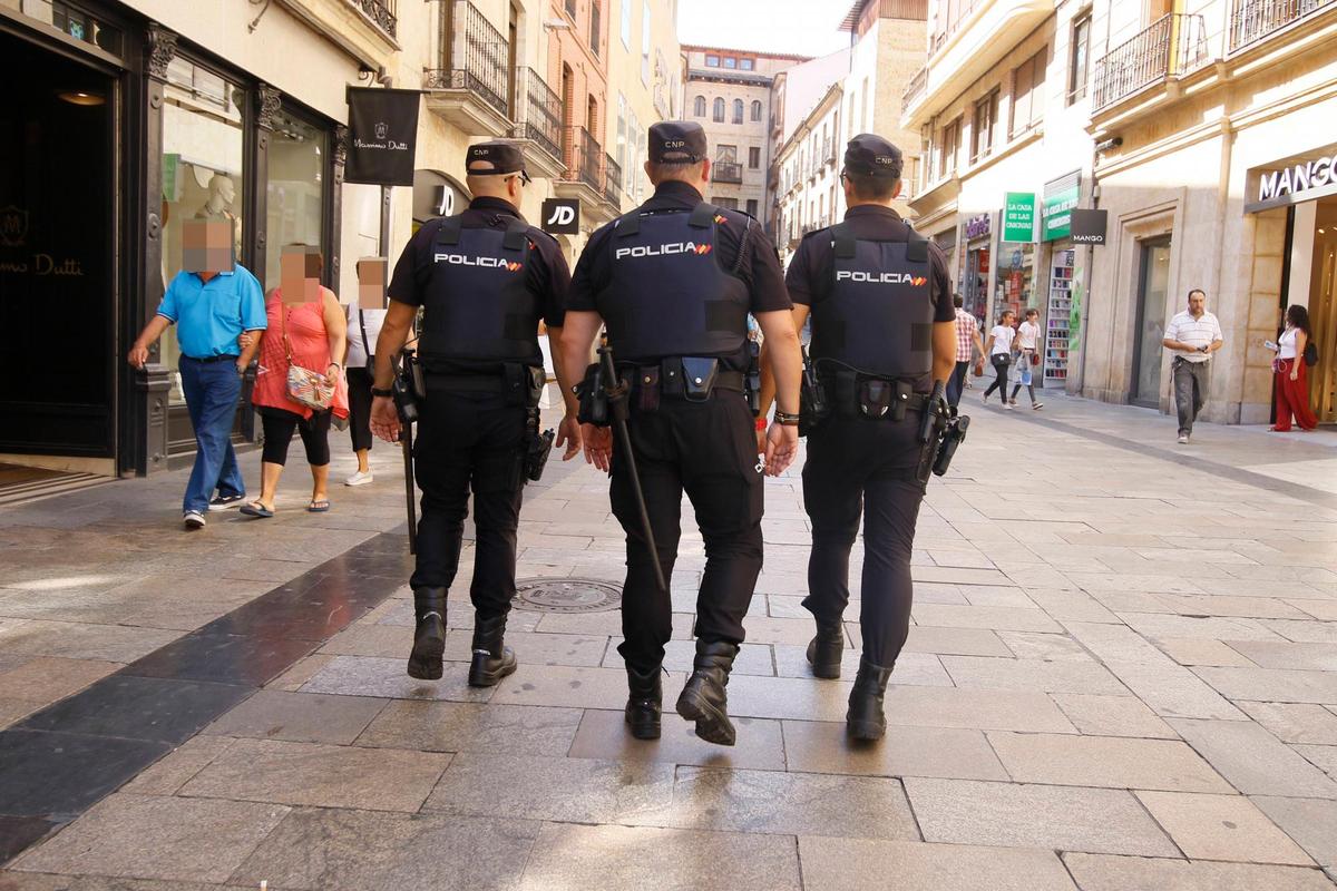 Agentes de la Policía Nacional, en la calle Toro, donde sucedieron los hechos.