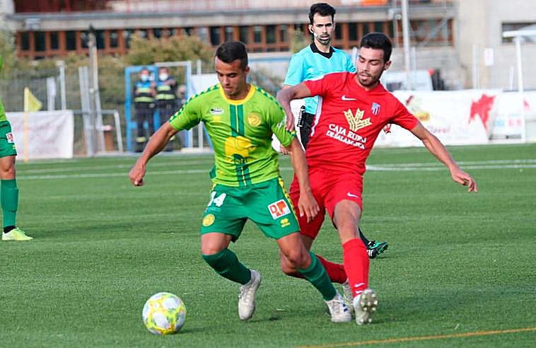 Diego González y Yago, pugnan por un balón.