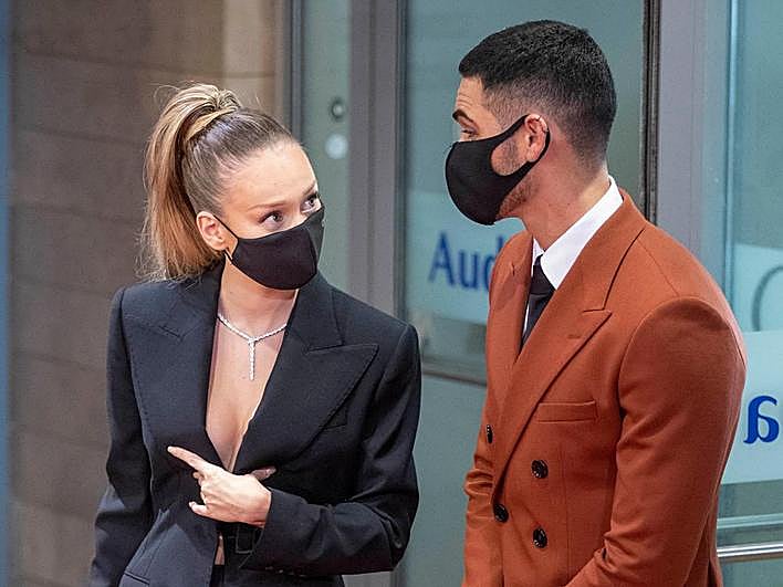 La actriz Ester Expósito, junto a su novio Alejandro Speitzer.