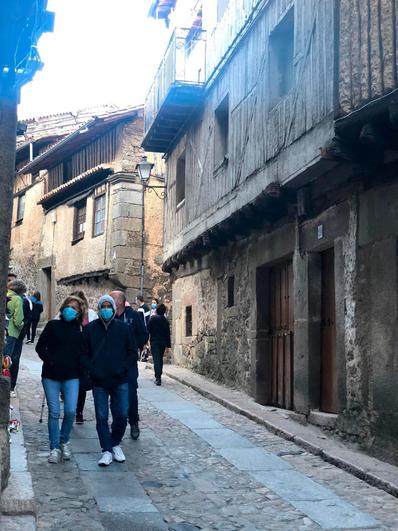 Turistas y visitantes este sábado por las calles de La Alberca.