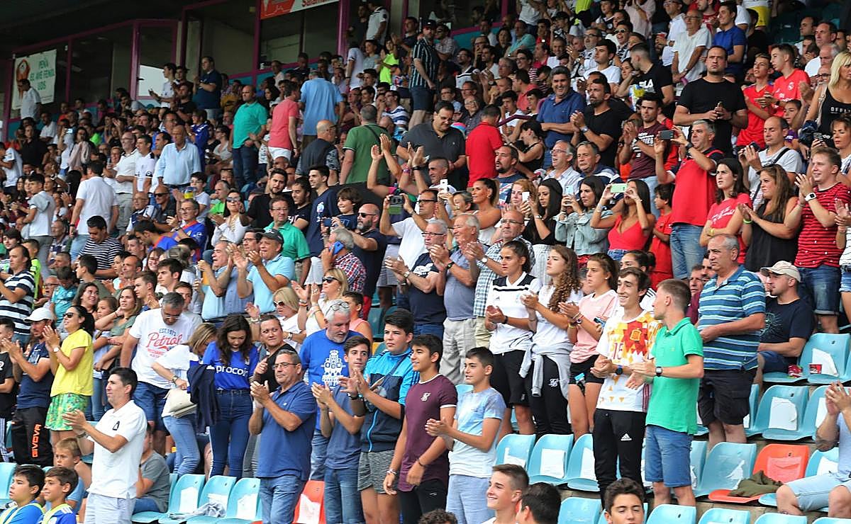 Público en el estadio Helmántico